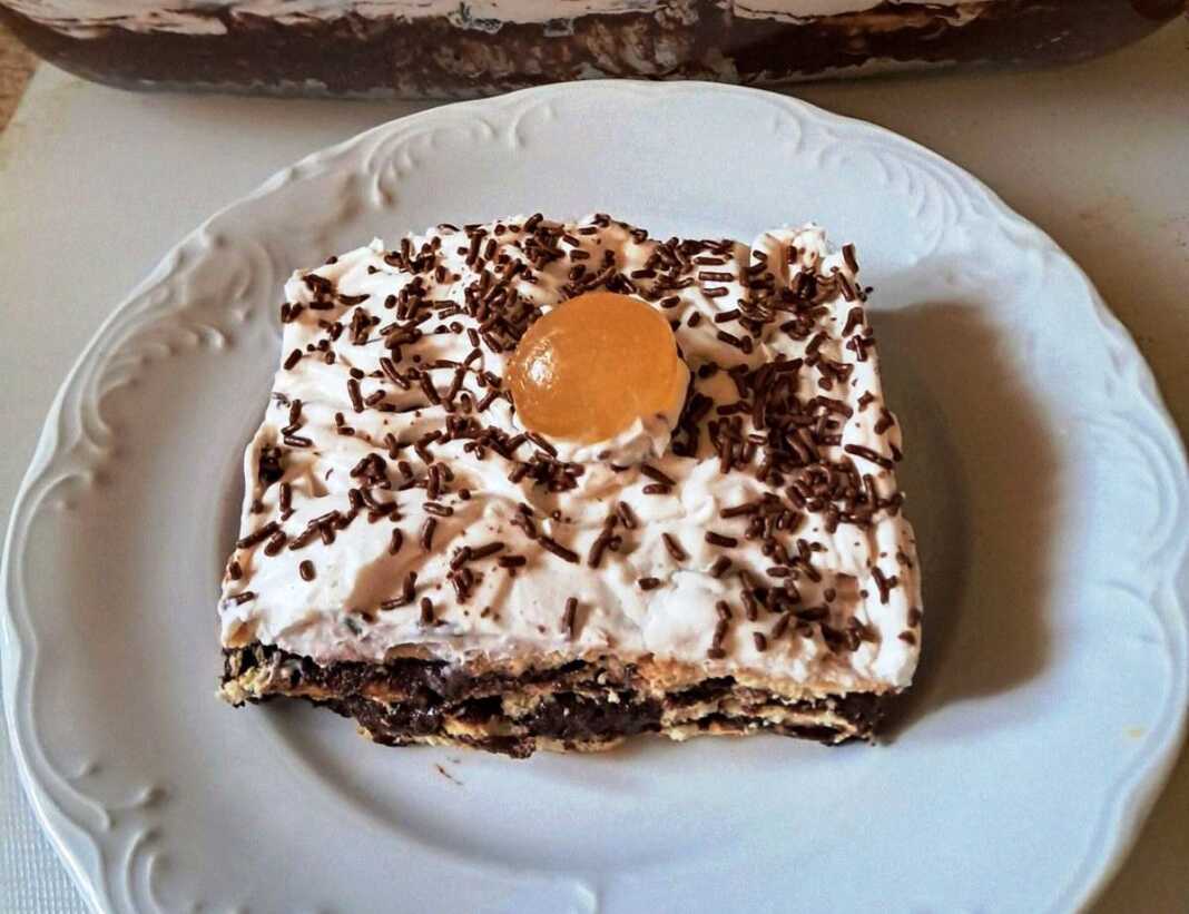 gliko psigeiou me miskota Κομμάτι από Δροσερό Γλυκό Ψυγείου με Μπισκότα, που αναδεικνύει τις διαδοχικές στρώσεις μπισκότων, κρέμας σοκολάτας και σαντιγί Μορφάτ.