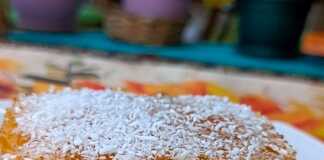 Γλυκό Ψυγείου με Ροδάκινο Κοντινό πλάνο σε ένα κομμάτι από Γλυκό Ψυγείου με Ροδάκινο, που αναδεικνύει τις στρώσεις φρυγανιάς, φρούτου, κρέμας και ζελέ.