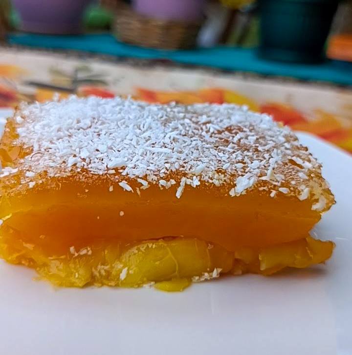 gliko psigeiou me rodakino0 Κοντινό πλάνο σε ένα κομμάτι από Γλυκό Ψυγείου με Ροδάκινο, που αναδεικνύει τις στρώσεις φρυγανιάς, φρούτου, κρέμας και ζελέ.