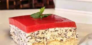 Ένα κομμάτι από δροσερό Γλυκό Ψυγείου με χειροποίητο ζελέ καρπούζι, σερβιρισμένο σε πιάτο