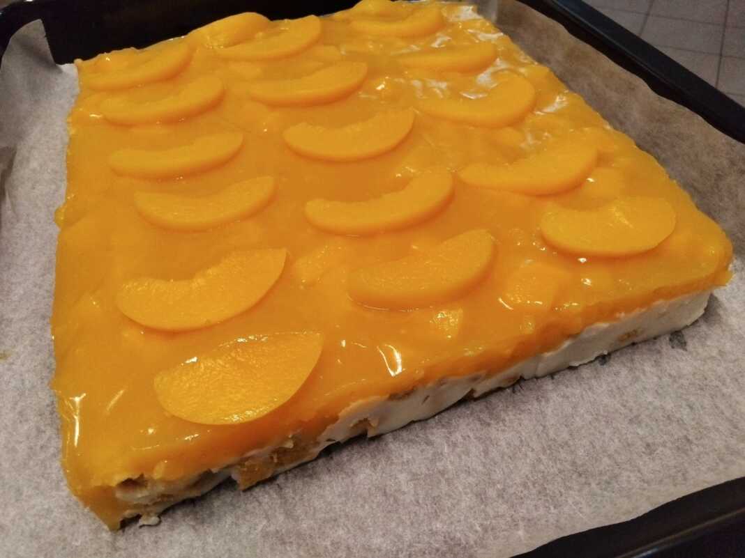 Δροσερό γλυκό ψυγείου με στρώσεις κρέμας και ροδάκινα