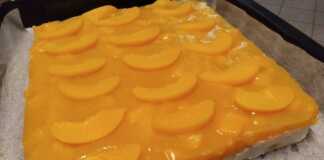 Εύκολο δροσερό Γλυκό ψυγείου με ροδάκινα Δροσερό γλυκό ψυγείου με στρώσεις κρέμας και ροδάκινα