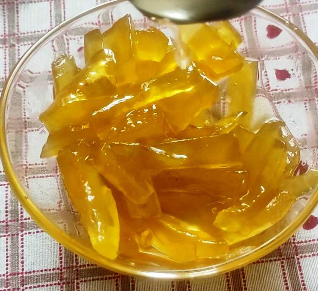 Γλυκό του κουταλιού καρπούζι σε γυάλινο μπολ, με κομμάτια καρπουζιού.