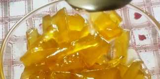 Γλυκό του κουταλιού καρπούζι σε γυάλινο μπολ, με κομμάτια καρπουζιού.