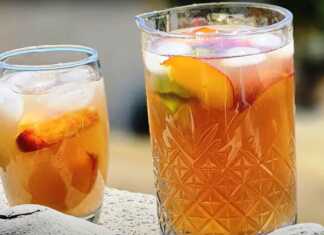 2 ποτήρια με χειροποίητο παγωμένο τσάι ροδάκινο, φέτες λάιμ και παγάκια.