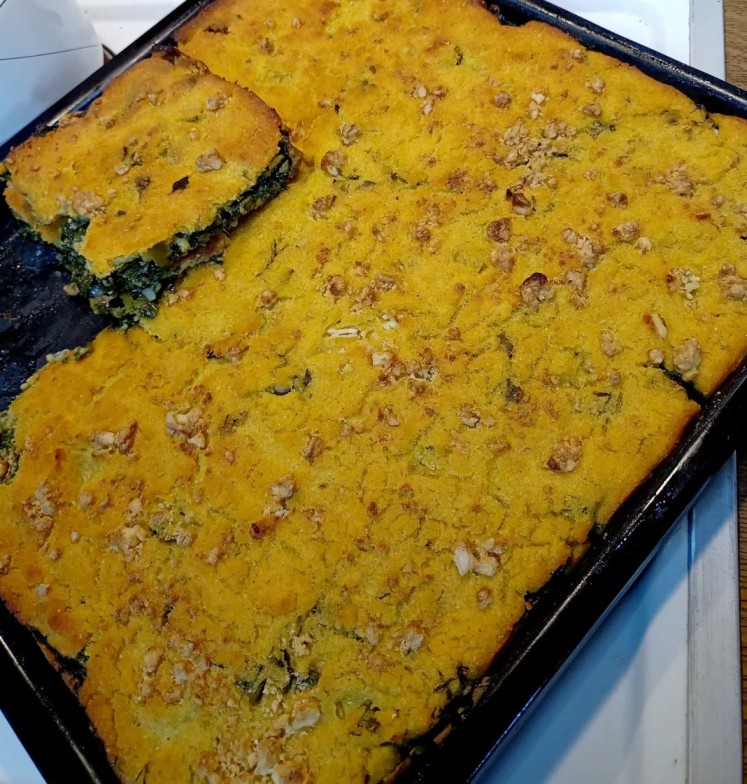 karagkounikos-plastos01 Ολοκληρωμένος Καραγκούνικος Πλαστός, χρυσαφένιος και κομμένος σε κομμάτια, έτοιμος για σερβίρισμα