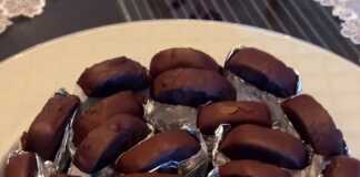 Καριόκες με έναν πανέξυπνο τρόπο Λαχταριστές καρυόκες βουτηγμένες σε σοκολάτα, σε πιατέλα.