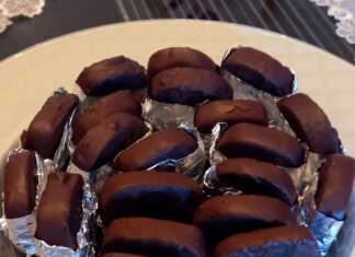 Λαχταριστές καρυόκες βουτηγμένες σε σοκολάτα, σε πιατέλα.
