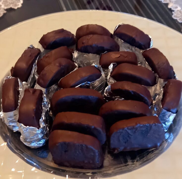 Λαχταριστές καρυόκες βουτηγμένες σε σοκολάτα, σε πιατέλα.