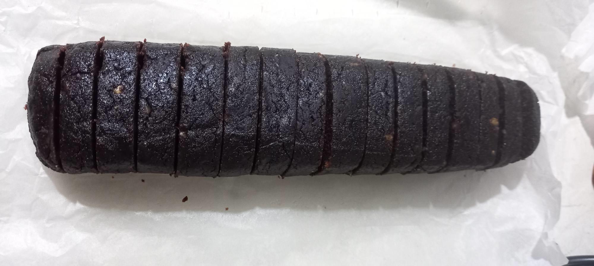 Λαχταριστές καρυόκες βουτηγμένες σε σοκολάτα, σε πιατέλα.