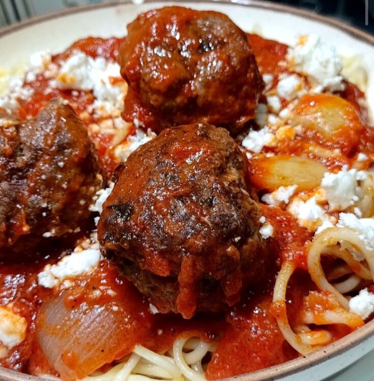 Κεφτεδάκια κοκκινιστά με μακαρόνια