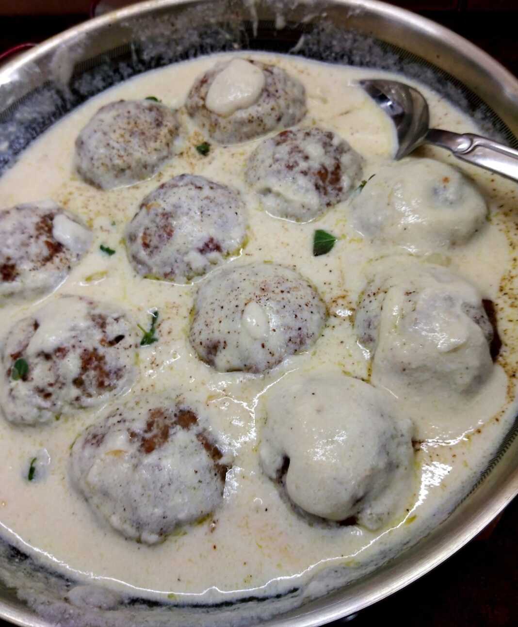 keftedakia me lefki saltsa Τηγάνι με λαχταριστά Κεφτεδάκια με Λευκή Σάλτσα, πασπαλισμένα με φρέσκια ρίγανη