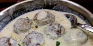 Τηγάνι με λαχταριστά Κεφτεδάκια με Λευκή Σάλτσα, πασπαλισμένα με φρέσκια ρίγανη