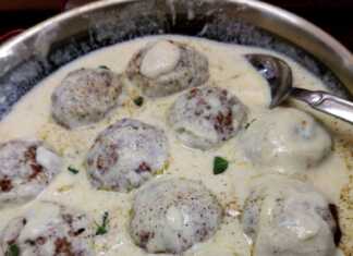 Τηγάνι με λαχταριστά Κεφτεδάκια με Λευκή Σάλτσα, πασπαλισμένα με φρέσκια ρίγανη