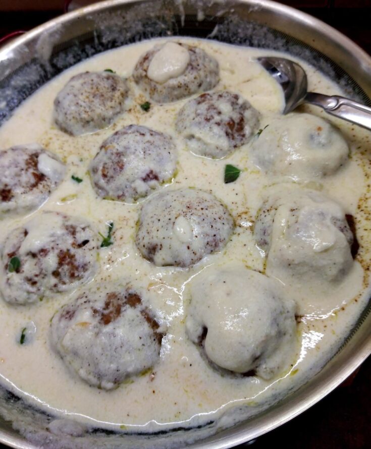 Τηγάνι με λαχταριστά Κεφτεδάκια με Λευκή Σάλτσα, πασπαλισμένα με φρέσκια ρίγανη