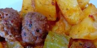 Ζουμερά κεφτεδάκια με πατάτες και κόκκινη σάλτσα, ψημένα σε ένα πιατο ετοιμα για σερβίρισμα