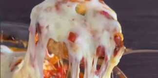 Πιάτο με χρυσαφένιους κεφτέδες με φαγόπυρο, μέσα σε κόκκινη σάλτσα ντομάτας, πασπαλισμένους με λιωμένη μοτσαρέλα και φρέσκα μυρωδικά.