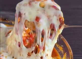 Πιάτο με χρυσαφένιους κεφτέδες με φαγόπυρο, μέσα σε κόκκινη σάλτσα ντομάτας, πασπαλισμένους με λιωμένη μοτσαρέλα και φρέσκα μυρωδικά.