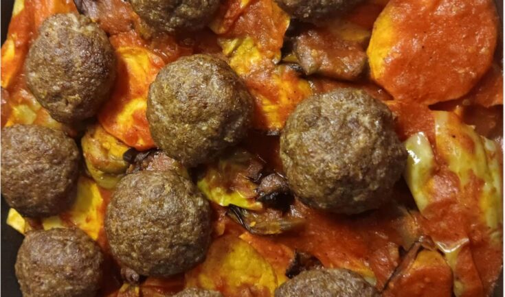 Λαχανικά φούρνου με ντομάτα και μπιφτέκια