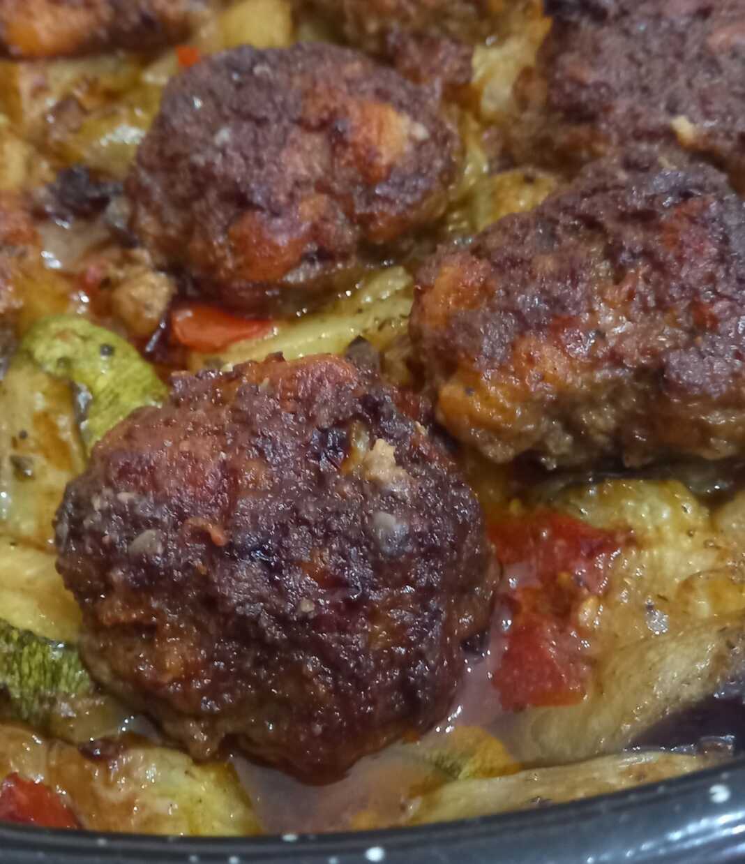 Ξεροψημένα μπιφτέκια με λαχανικά στο φούρνο, σε ταψί, έτοιμοι για σερβίρισμα