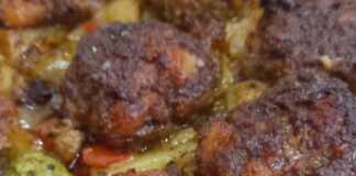 Μπιφτεκακια με Λαχανικά στο Φούρνο: Ένα Πιάτο Γεμάτο Γεύση! Ξεροψημένα μπιφτέκια με λαχανικά στο φούρνο, σε ταψί, έτοιμοι για σερβίρισμα