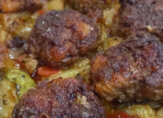 Ξεροψημένα μπιφτέκια με λαχανικά στο φούρνο, σε ταψί, έτοιμοι για σερβίρισμα