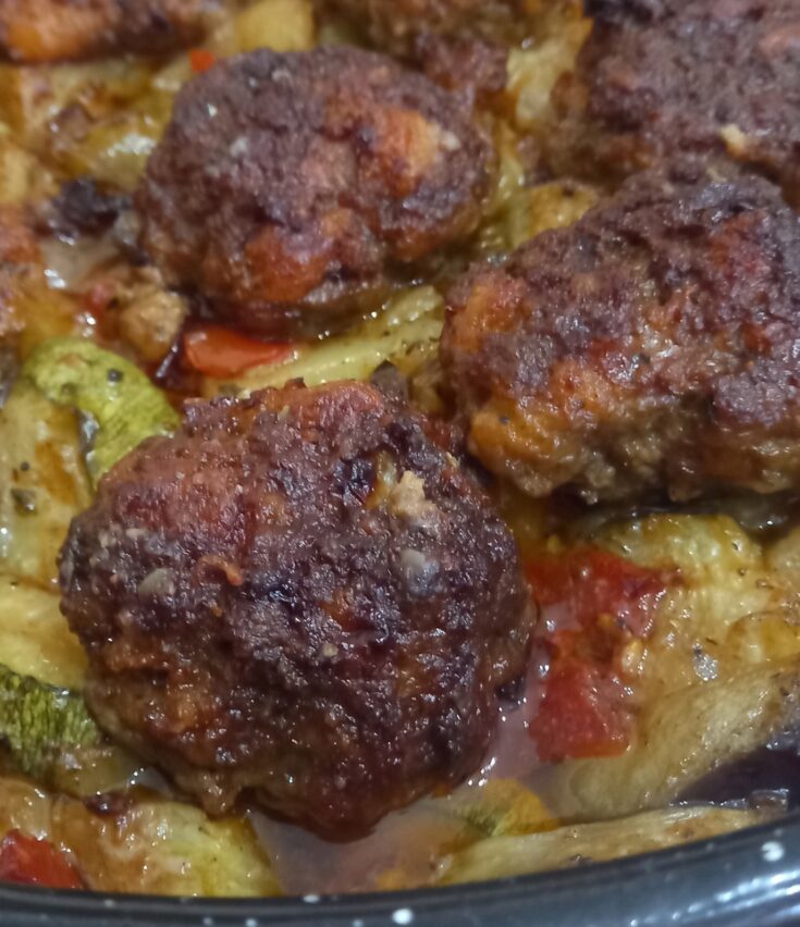 Ξεροψημένα μπιφτέκια με λαχανικά στο φούρνο, σε ταψί, έτοιμοι για σερβίρισμα