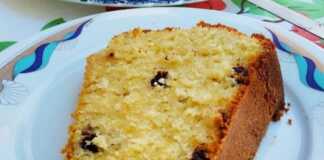 Κομμάτι από Κέικ με Γιαούρτι και Σταγόνες Σοκολάτας, που αναδεικνύει την αφράτη υφή και τις λιωμένες σταγόνες