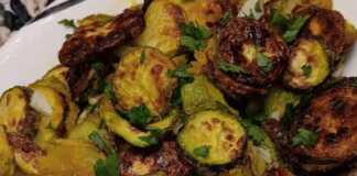 Ψητά κολοκοθάκια σε πιάτο, συνοδευόμενα από δροσερό τζατζίκι