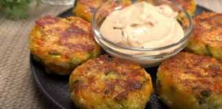 Χρυσαφένιοι κολοκυθοκεφτέδες με πατάτα και τυρί, σερβιρισμένοι με κρεμώδη σάλτσα.