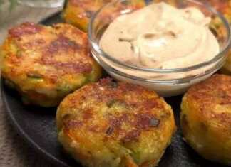 Χρυσαφένιοι κολοκυθοκεφτέδες με πατάτα και τυρί, σερβιρισμένοι με κρεμώδη σάλτσα.