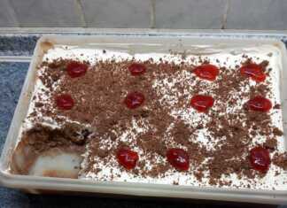 Ένα ολόκληρο ταψί Κορμός Ψυγείου με στρώσεις μπισκότων και κρέμας, διακοσμημένο με τριμμένη σοκολάτα.