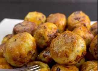 Πιάτο με χρυσαφένιους κοτοκεφτέδες με κολοκυθάκια, γαρνιρισμένους με φρέσκο μαϊντανό ή σος, έτοιμους για σερβίρισμα.