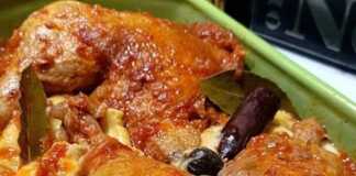 Ταψί με κοτόπουλο κοκκινιστό σε πλούσια κόκκινη σάλτσα, συνοδευόμενο από κρεμώδη πουρέ πατάτας, γαρνιρισμένο με φρέσκο μαϊντανό.