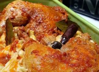 Ταψί με κοτόπουλο κοκκινιστό σε πλούσια κόκκινη σάλτσα, συνοδευόμενο από κρεμώδη πουρέ πατάτας, γαρνιρισμένο με φρέσκο μαϊντανό.