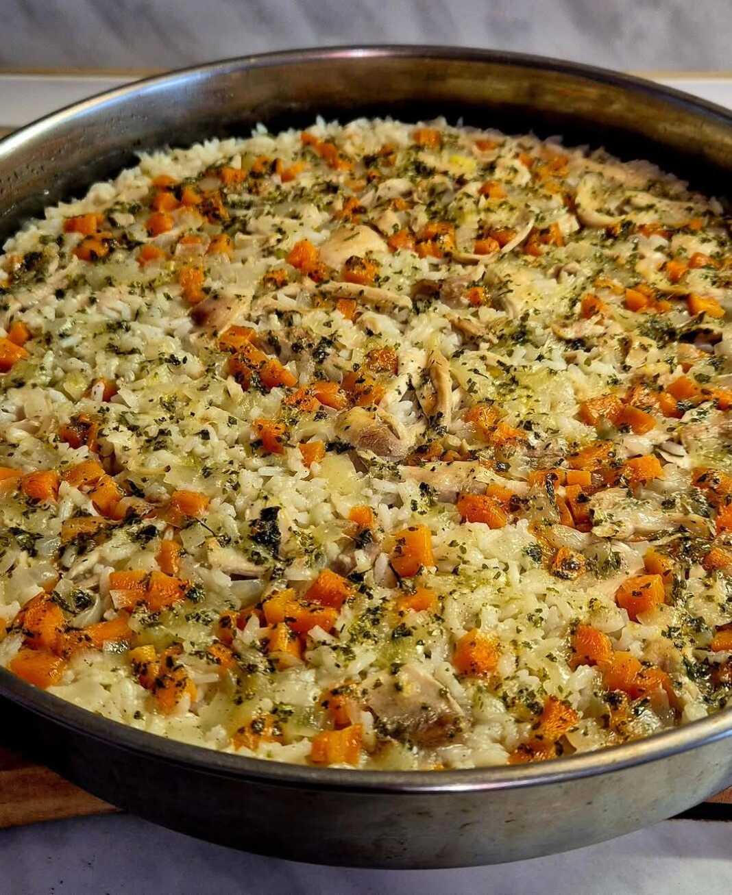 kotopoulo me rizi travixto Ταψί γεμάτο με ζουμερό Κοτόπουλο με Ρύζι στο Φούρνο, έτοιμο για σερβίρισμα