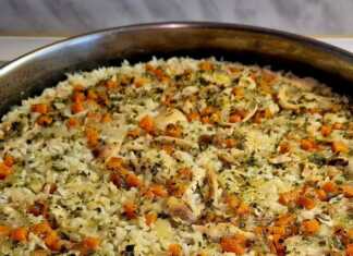 Ταψί γεμάτο με ζουμερό Κοτόπουλο με Ρύζι στο Φούρνο, έτοιμο για σερβίρισμα