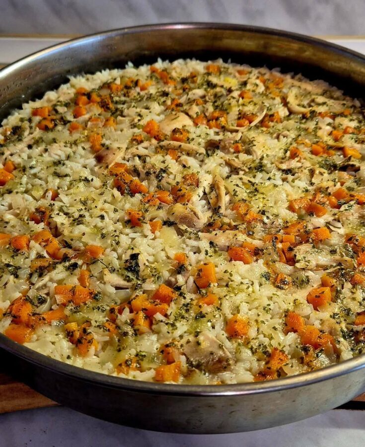 Ταψί γεμάτο με ζουμερό Κοτόπουλο με Ρύζι στο Φούρνο, έτοιμο για σερβίρισμα