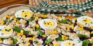 Δροσερή Σαλάτα Κοτόπουλο-Ρύζι σε μεγάλο μπολ, έτοιμη για σερβίρισμα.