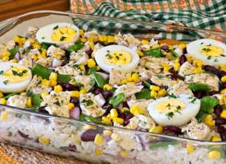 Κοτοσαλάτα με ρύζι Δροσερή Σαλάτα Κοτόπουλο-Ρύζι σε μεγάλο μπολ, έτοιμη για σερβίρισμα.