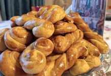 Κουλουράκια Αμμωνίας: Η Αυθεντική Συνταγή της Γιαγιάς! ιατέλα γεμάτη με χρυσαφένια, τραγανά Κουλουράκια Αμμωνίας, έτοιμα για σερβίρισμα