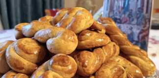 ιατέλα γεμάτη με χρυσαφένια, τραγανά Κουλουράκια Αμμωνίας, έτοιμα για σερβίρισμα