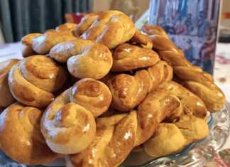 ιατέλα γεμάτη με χρυσαφένια, τραγανά Κουλουράκια Αμμωνίας, έτοιμα για σερβίρισμα