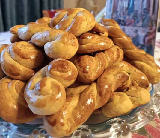 ιατέλα γεμάτη με χρυσαφένια, τραγανά Κουλουράκια Αμμωνίας, έτοιμα για σερβίρισμα