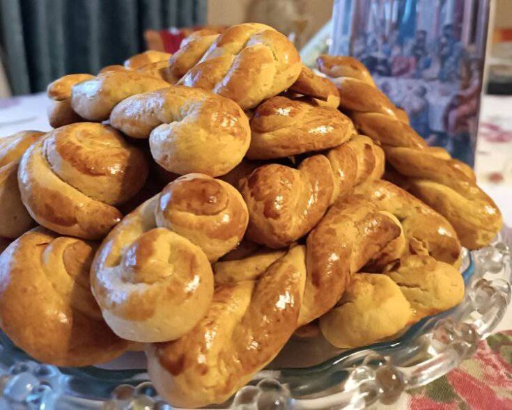 ιατέλα γεμάτη με χρυσαφένια, τραγανά Κουλουράκια Αμμωνίας, έτοιμα για σερβίρισμα