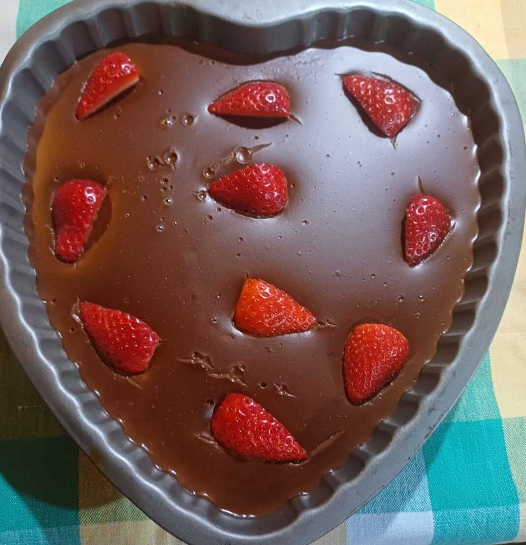 krema kakao me evapore0 Κοντινό πλάνο σε μια βελούδινη Κρέμα Κακάο με Εβαπορέ σε μπολάκι, με κομμάτια φράουλας."