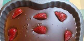 Κοντινό πλάνο σε μια βελούδινη Κρέμα Κακάο με Εβαπορέ σε μπολάκι, με κομμάτια φράουλας."