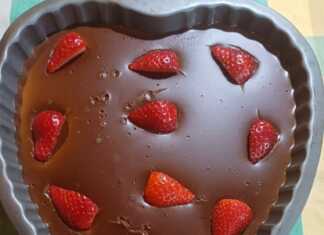 Κοντινό πλάνο σε μια βελούδινη Κρέμα Κακάο με Εβαπορέ σε μπολάκι, με κομμάτια φράουλας."