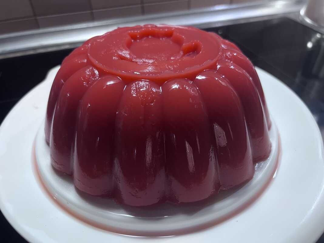 Δροσερή κρέμα φράουλας με κορν φλάουρ σε πιάτο