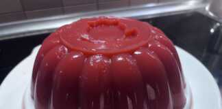 Δροσερή κρέμα φράουλας με κορν φλάουρ σε πιάτο